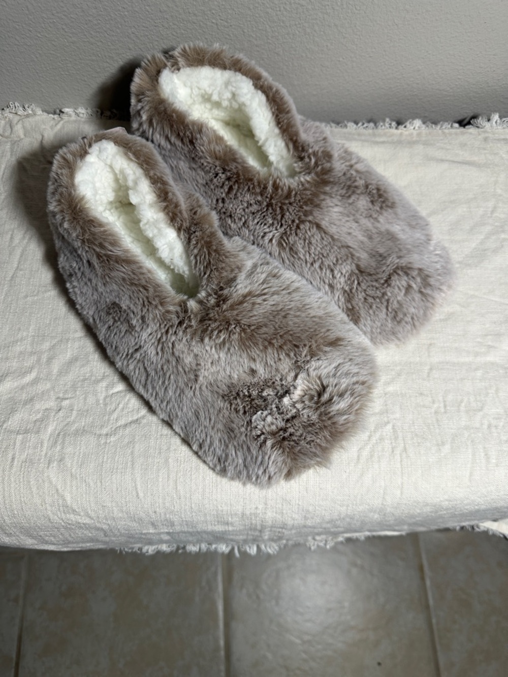 Cozy Taupe Faux Fur Slip-On Slippers ladies Sz 9-10 NWT